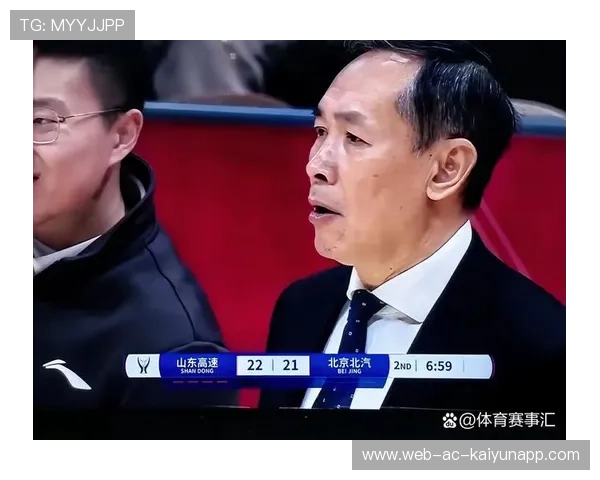 体育场上格局激烈，双方势均力敌拼尽全力，体育赛场竞争激烈,翻云覆雨,瞬息万变